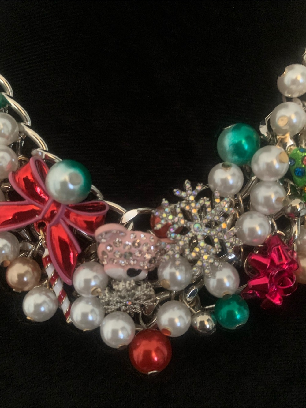 🆕- GORGEOUS Betsey Johnson Pearl Necklace with Stunning multicolored charms - Picture 9 of 12